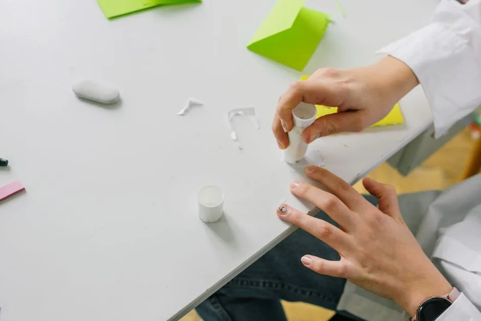 Qué pegamento usar según el material: madera, plástico, metal y cerámica